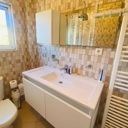 Lisi Guest house Qeparo