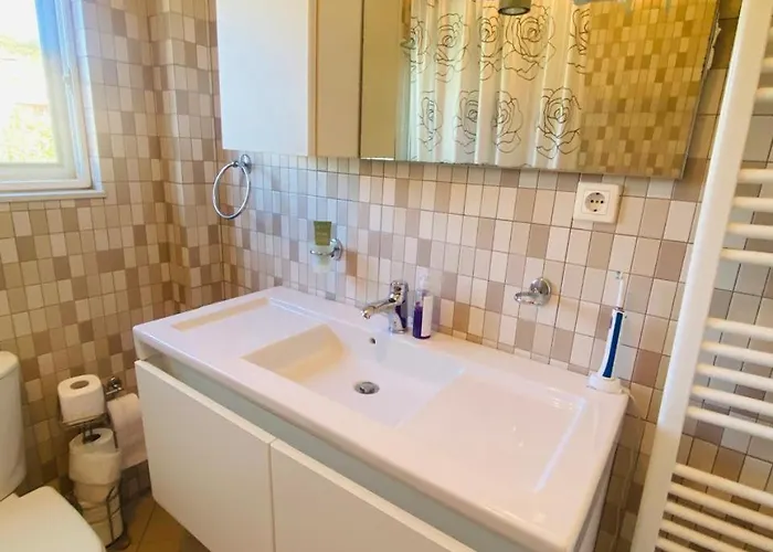 Hummingbird Pensjonat Qeparo